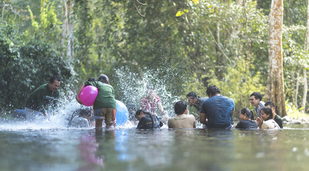 Nakhonnayok THAILAND - December 12, 2016 : Young people playing a team with nature locations to Team building on December 12, 2016 in Nakhonnayok, Thailandのeditorial素材