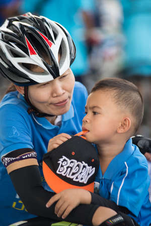 ROI-ET AUGUST 16 : Unidentified Cyclist in prepared "Bike For Mom", event show respected to Queen of Thailand on August 16, 2015, ROI-ET, Thailand. record to Guinness Book of World Records.のeditorial素材