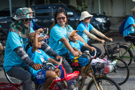ROI-ET AUGUST 16 : Unidentified Cyclist in prepared "Bike For Mom", event show respected to Queen of Thailand on August 16, 2015, ROI-ET, Thailand. record to Guinness Book of World Records.のeditorial素材