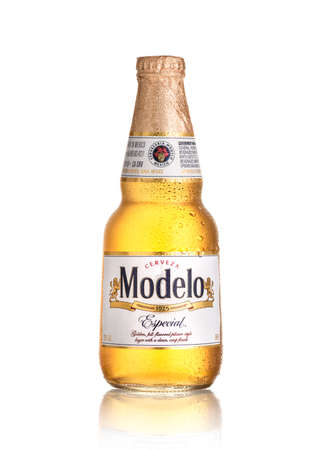 Los Angeles CA - August 23: Bottle of Modelo Especial isolated on white background. Brewed in Mexico and distributed worldwideのeditorial素材