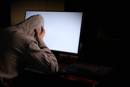 Women hacker breaks into government data servers and Infects Their System with a Virus at his...