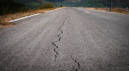 Photo Asphalt road with crack