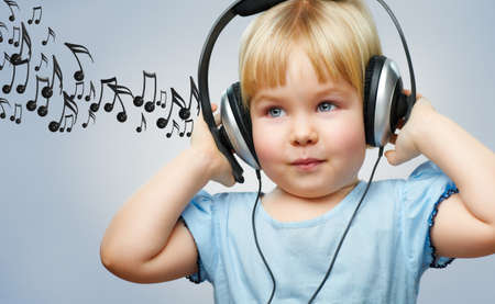 a little girl listening to musicの写真素材