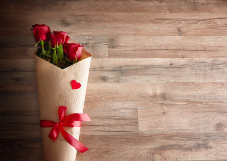 red roses on wooden background.の写真素材