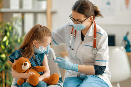 Doctor vaccinating child at hospital.の写真素材
