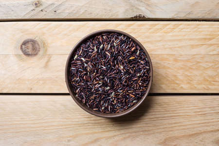 riceberry in can placed on a wooden backgroundの写真素材