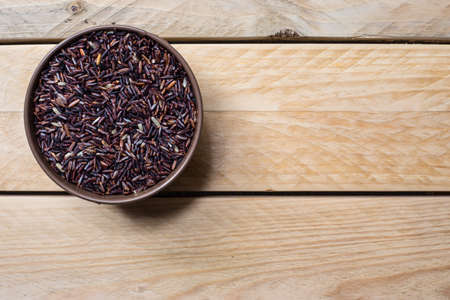 riceberry in can placed on a wooden backgroundの写真素材