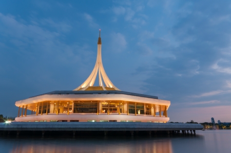 Thai modern beautiful pavilion in park pond at twilight time. Generally in Thailand, any kinds of art decorated in Buddhist church, temple pavilion, temple hall, monk's house etc.
created with money donated by people to hire artist. They are public domainの写真素材