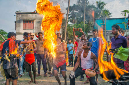 south 24 pargana bengal india on april 12th 2021:Here the devotees inserted sharp arrows into their bodies, wrapped cloth around their heads and set them on fire. Other people throw incense powder.のeditorial素材