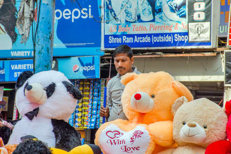 kolkata west bengal india on december 27th 2020 :A teddybear seller in Kolkata's New Market is trying to sell colourful teddybear.のeditorial素材