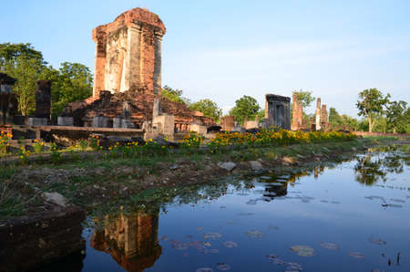 Mirror effects of the ruins of Wat Chetuphon in Sukhothaiの写真素材