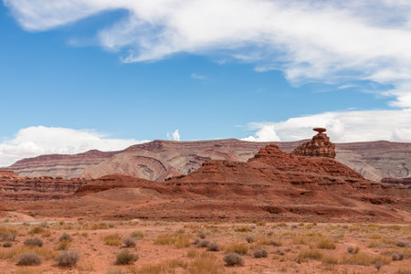 Scenic view of the sombrero shaped rock formation of Mexican Hat on the San Juan River on the northern edge of the Navajo Nations borders in south central San Juan County, Utah, USAの写真素材