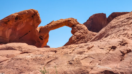 Scenic view of the iconic natural Arch Rock along Valley of Fire scenic loop,Valley of Fire State Park, Mojave desert, Nevada, USA. Landscape of Aztek red sandstone rock formations in barren terrainの写真素材