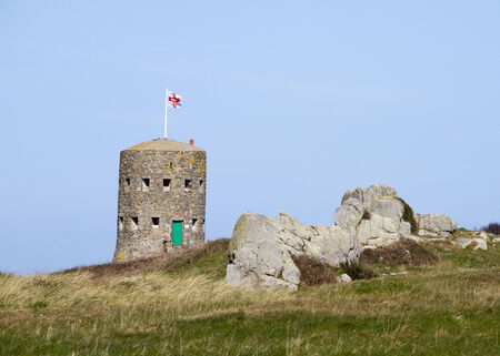 The British built 15 Guernsey loophole towers at various points along the coast of Guernsey between August 1778 and March 1779 to deter possible French attacksOne of the 15 loophole towers in Guernsey that guard the coastline.のeditorial素材