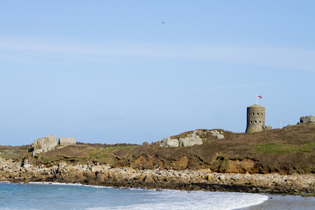 The British built 15 Guernsey loophole towers at various points along the coast of Guernsey between August 1778 and March 1779 to deter possible French attacksOne of the 15 loophole towers in Guernsey that guard the coastline.のeditorial素材