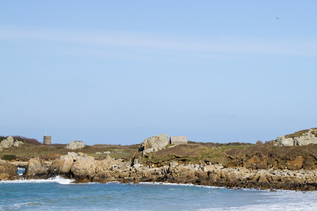 The British built 15 Guernsey loophole towers at various points along the coast of Guernsey between August 1778 and March 1779 to deter possible French attacksOne of the 15 loophole towers in Guernsey that guard the coastline.のeditorial素材
