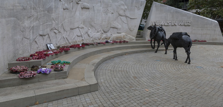 LONDON, UK - OCTOBER 05 2015: The Animals in War memorial located on Park Lane in London,のeditorial素材