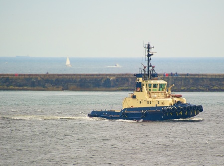 Tugboat returning to base on River Tyne (UK)の写真素材