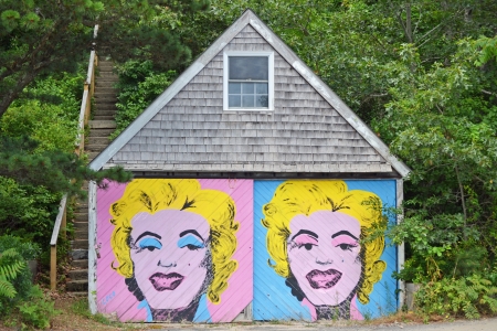 An old garage containing a mural of Marilyn Monroe on the frontのeditorial素材