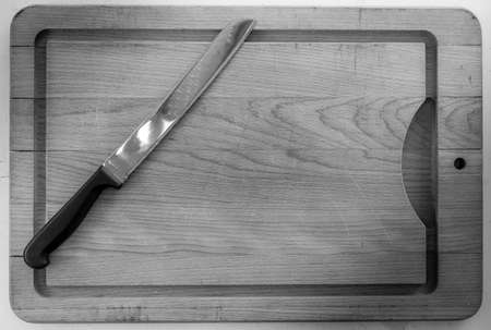bread knife on chopping board in black and whiteの写真素材