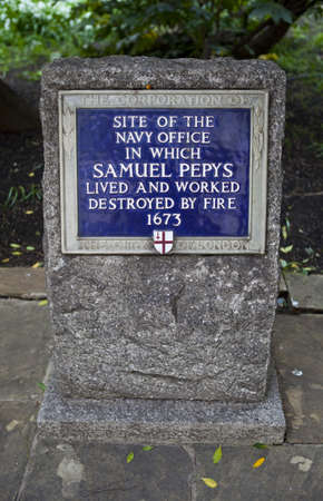 A blue plaque identifying the former site of the Navy Office (In Seething Lane Gardens, London) which was destroyed by fire in 1673.  Samuel Pepys lived and worked here.のeditorial素材