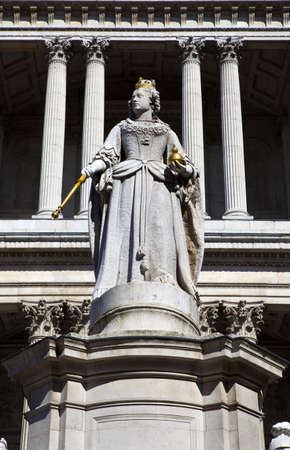 The Queen Anne Statue situated infront of St Pauls Cathedral in London.の写真素材