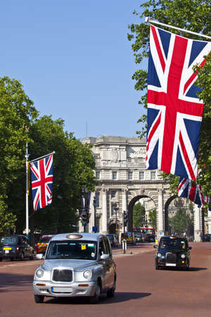 London Taxis drive up The Mall with Admiralty Arch in the background のeditorial素材