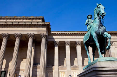 Statue of Queen Victoria outside St  Georges Hall in Liverpoolのeditorial素材