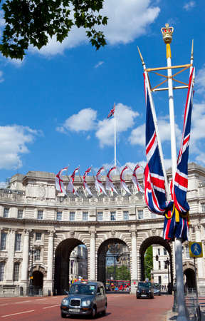 View of Admiralty Arch from The Mall in London のeditorial素材