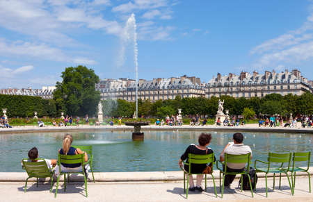 PARIS, FRANCE - AUGUST 4TH 2014: People relaxing around a fountain in the beautiful Jardin des Tuileries in Paris on the 4th August 2014.のeditorial素材