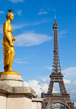One of the golden statues at Museum Palais de Chaillot, at the Trocadero in Paris.  The Eiffel Tower is in the distance.のeditorial素材