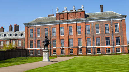 A view of the magnificent Kensington Palace in London with the statue of King William III in the foreground.のeditorial素材