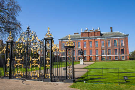 A view of the magnificent Kensington Palace in London with the statue of King William III in the foreground.のeditorial素材