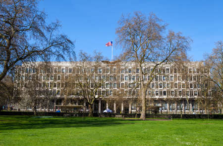 LONDON, UK - APRIL 14TH 2015: A view of the Embassy of the United States of America, situated on Grosvenor Square in London on 14th April 2015.のeditorial素材