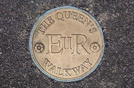 A plaque marking the Queenâs Walkway in Windsor, Berkshire.のeditorial素材