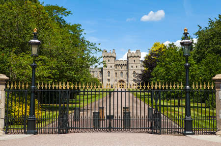 A view of the main entrance to Windsor Castle in England.のeditorial素材