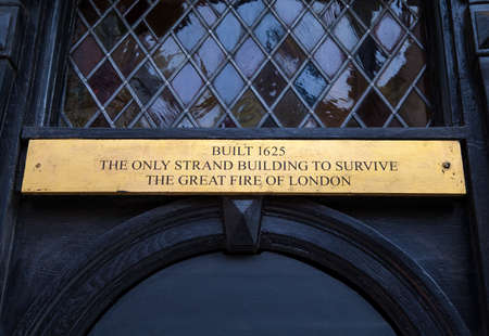 A plaque on 230 The Strand in London, the former home of the Wig and Pen Club and famous for being the only building on The Strand to survive the Great Fire of London in 1666.のeditorial素材