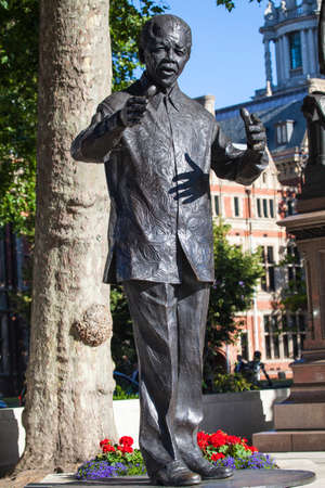 Staue of historic South African leader Nelson Mandela in Parliament Square, London.のeditorial素材
