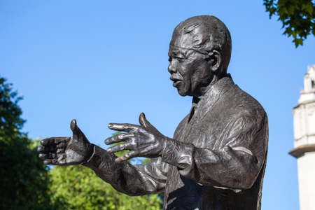 Staue of historic South African leader Nelson Mandela in Parliament Square, London.のeditorial素材