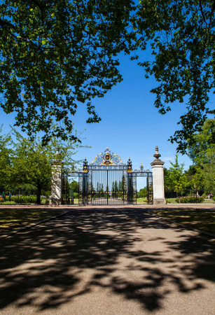 The historic Jubilee Gates at Regentâs Park in London.  The gates were installed to commemorate the Silver Jubilee of King George V.のeditorial素材