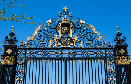 The historic Jubilee Gates at Regentâs Park in London.  The gates were installed to commemorate the Silver Jubilee of King George V.のeditorial素材