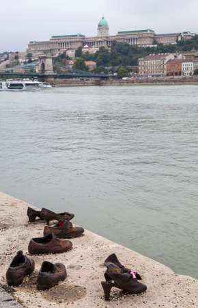 BUDAPEST, HUNGARY - AUGUST 19TH 2015: The Shoes on the Danube Bank Memorial in Budpaest, on 19th August 2015.  The memorial honors the Jews who were killed by fascist Arrow Cross Militia during the Second World War.のeditorial素材
