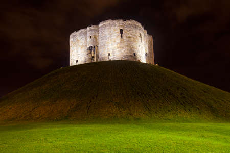 A night-time view of the historic Cliffordâs Tower in York, England.のeditorial素材