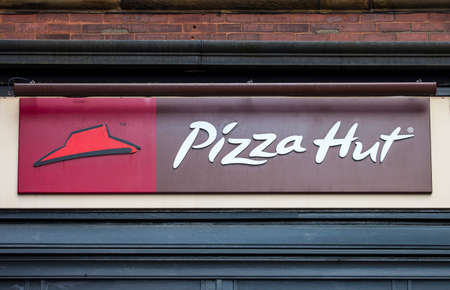 YORK, UK - AUGUST 27TH 2015: The logo of a Pizza Hut outlet in York, on 27th August 2015.のeditorial素材