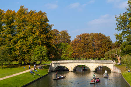 A view over the River Cam in Cambridge looking towards Trinity Bridge.のeditorial素材