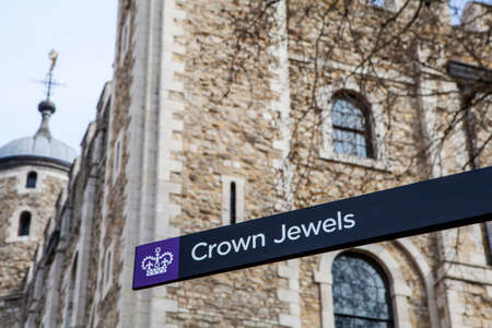 A sign pointing towards the location of the Royal Crown Jewels at the Tower of London.のeditorial素材