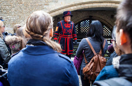 LONDON, UK - APRIL 10TH 2016: A Yeomen Warder talking to visitors during a tour of the historic Tower of London, on 10th April 2016.のeditorial素材