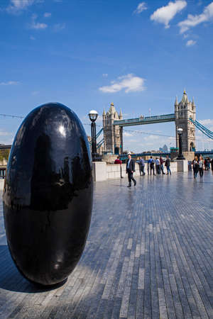 LONDON, UK - MAY 4TH 2016: A view of The Queens Walk promenade alongside Tower Bridge in London, on 4th May 2016.のeditorial素材