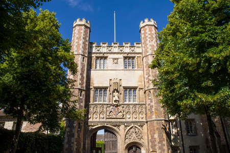 A view of the magnificent gatehouse of Trinity College in Cambridge, UK.  The gate features a statue of King Henry VII who founded Trinity College in 1546.のeditorial素材