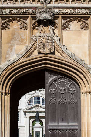A close-up of the Royal Crown and Coat of Arms on the gatehouse of Kingâs College in Cambridge, UK.のeditorial素材